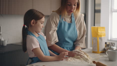 Mutter-Und-Kind-Backen-In-Der-Heimischen-Küche-Teig-Für-Kuchen-Oder-Torte.-Tochter-Hilft-Mama